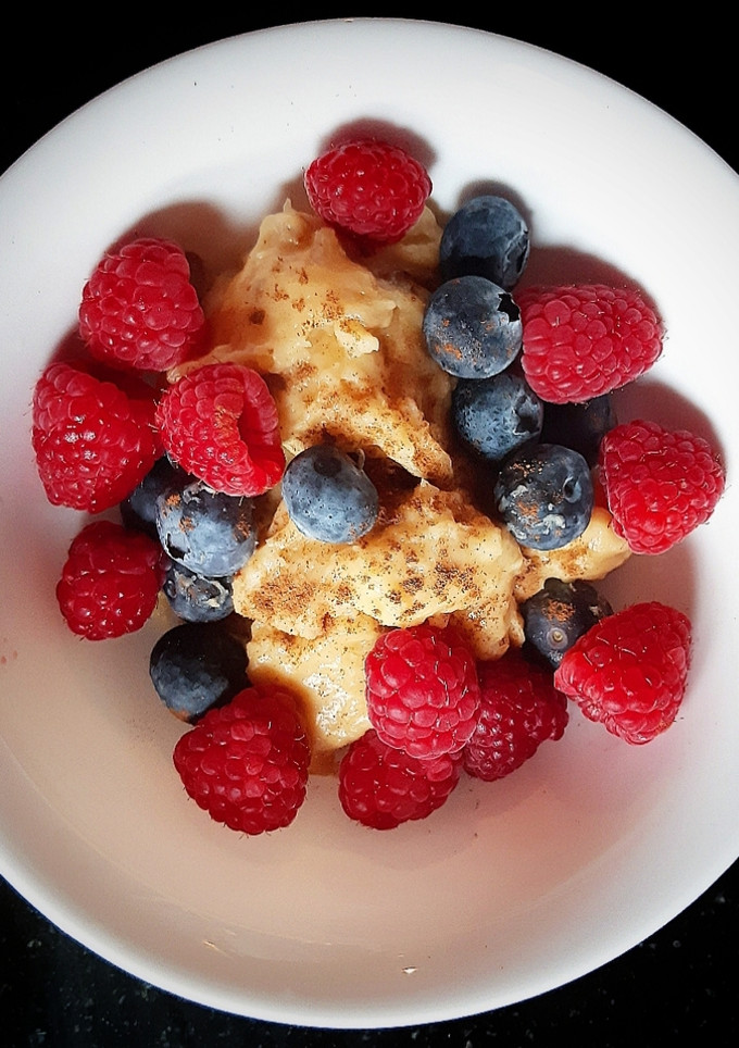 Una foto de Crema pastelera con frutos del bosque