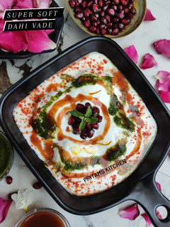 सुपर सॉफ्ट दही बड़े (super soft dahi vade recipe in Hindi) रेसिपी मुख्य फोटो