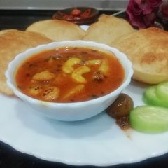 A picture of Suji ki puri & Shahi Aloo.