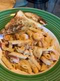 Pasta con camarones en crema chipotle