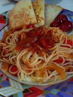 Foto resep Spaghetti Bolognes With BBQ Sausages & Garlic Bread