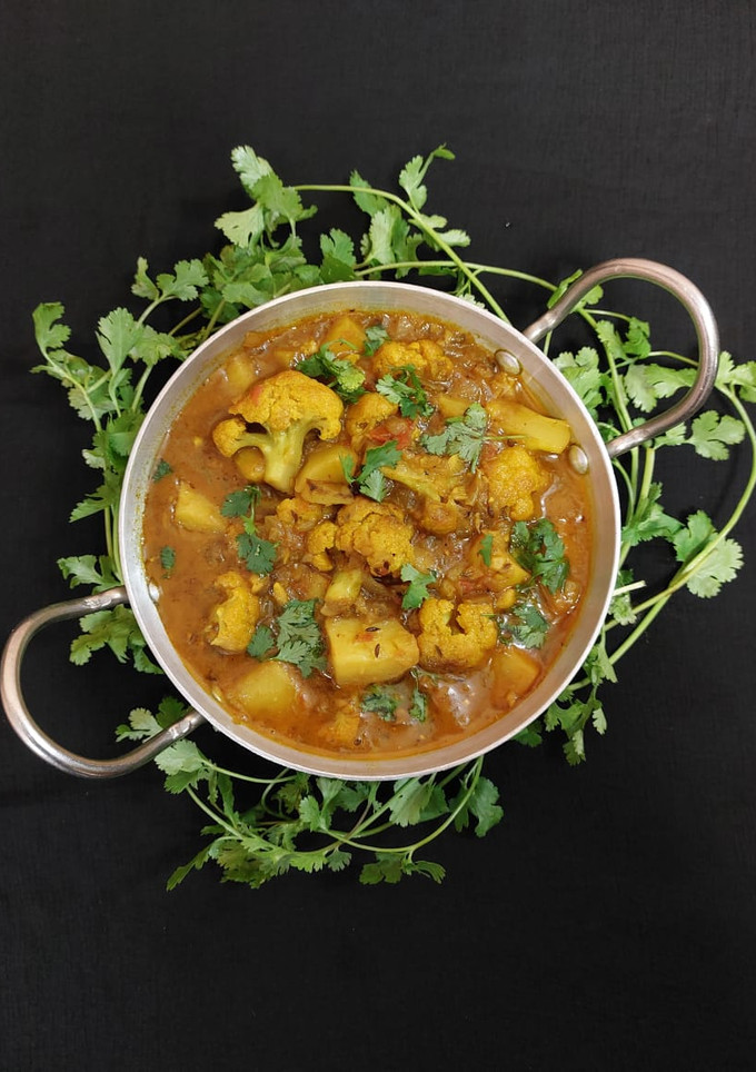 तरी वाले आलू गोभी की सब्जी (Tari wale aloo gobhi ki sabzi recipe in Hindi) रेसिपी मुख्य फोटो