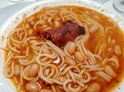 Una foto de longaniza con cebolla