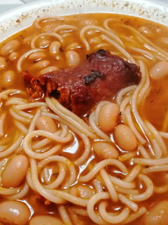 Una foto de Porotos con riendas con longaniza