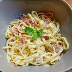 Creamy fettucine carbonara রেসিপির প্রধান ছবি