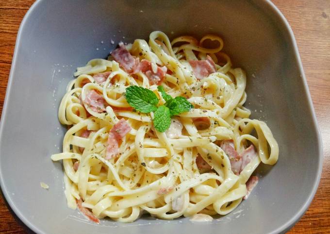 Creamy fettucine carbonara