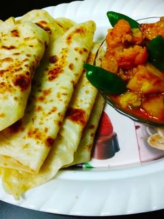 পরোটা আর ফুলকপি আলুর তরকারি (parota r foolkopir tarkari recipe in Bengali) রেসিপির প্রধান ছবি
