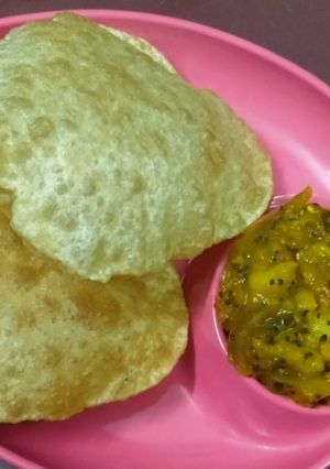 A picture of Poori with Potato Masala.