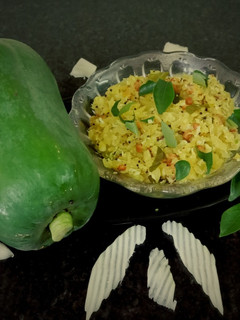 பச்சை பாப்பாளிக்காய் பொரியல்(raw papaya poriyal recipe in tamil) செய்முறை முக்கிய புகைப்படம்