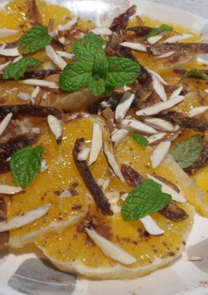 Una foto de Naranja con dátiles y almendras