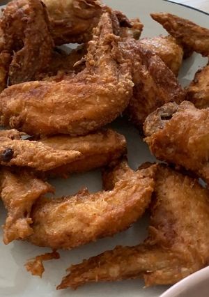 Foto resep Harwin's fav: Garlic fried chicken wing dari buku Wok of Life