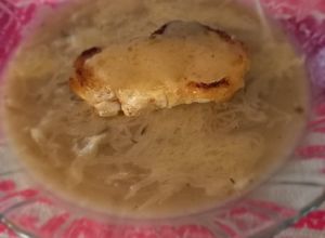 Una foto de Sopa de cebolla 🧅🥣