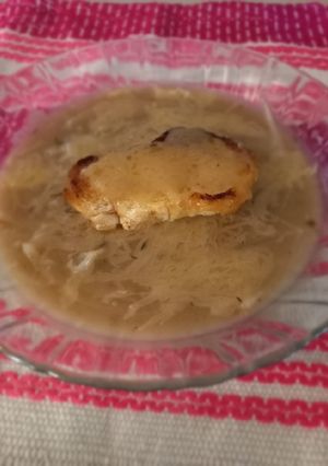 Una foto de Sopa de cebolla 🧅🥣