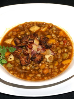 Una foto de Lentejas con	tocino y vegetales