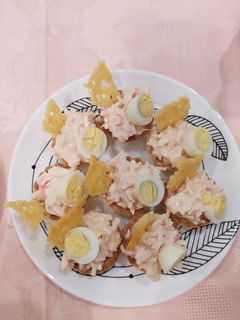 Una foto de Tartaleta de cangrejo con huevo de codorniz y crujiente de queso