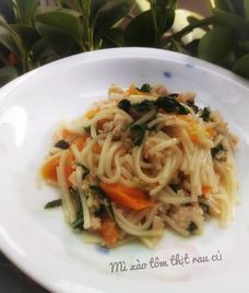 mì xào tôm cho bé