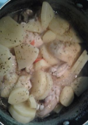 Una foto de Pollo con papas a la cacerola