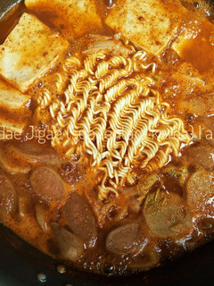 Foto resep Budae Jjigae (sup tentara korea)