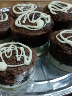 Una foto de Magdalenas de chocolate y frutos rojos