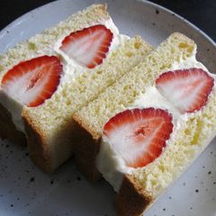 A picture of Strawberry Brioche Sandwich.