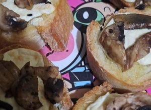 Una foto de Bocadillos de Birote con Champiñones y Queso Oaxaca