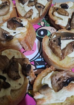 Una foto de Bocadillos de Birote con Champiñones y Queso Oaxaca