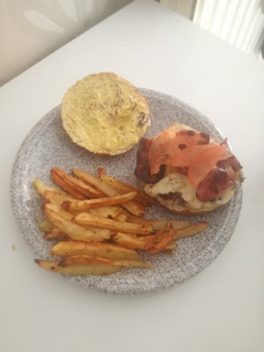 Una foto de Hamburguesa con bacon y quesos