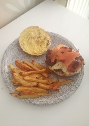 Una foto de Hamburguesa con bacon y quesos
