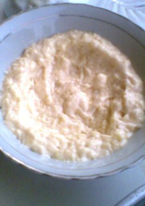 A picture of Garlic cream - toum.
