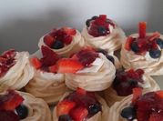 Una foto de postres con clara de huevo