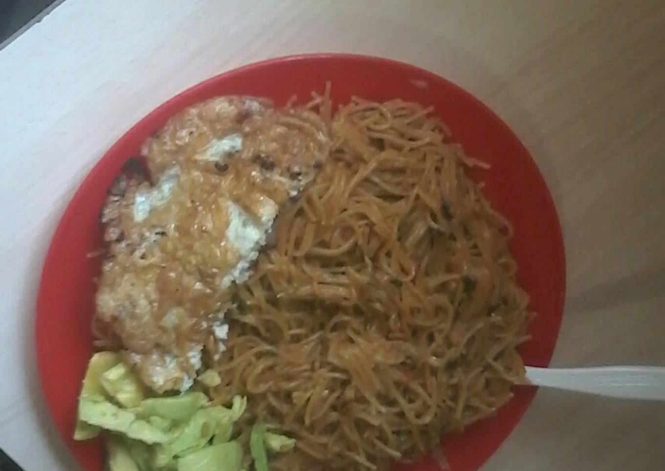 Fried spaghetti with eggs