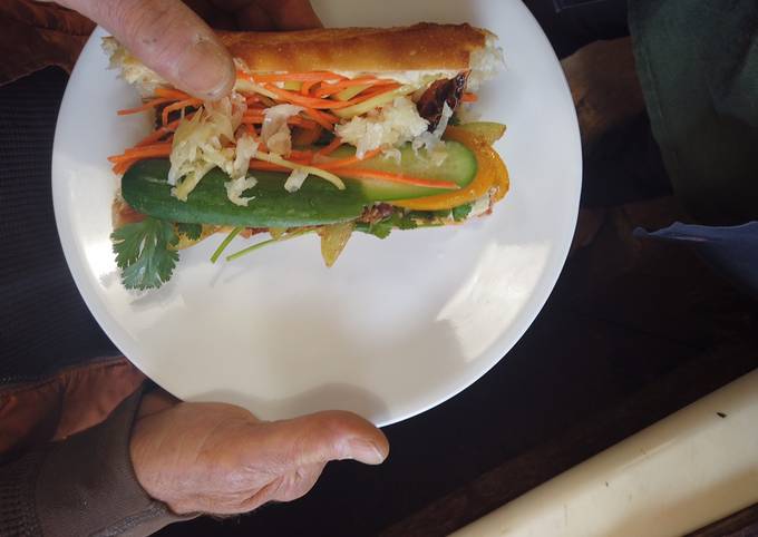 How to Prepare Super Quick Homemade Bahn Mi with green tomato & onions