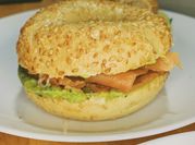 Una foto de bagels de pollo