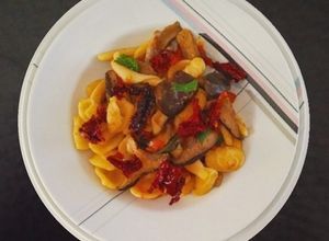 Foto di Pasta fresca mista con funghi cardoncelli e peperone crusco