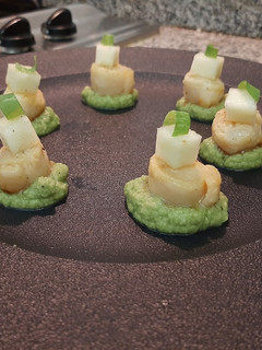 Una foto de Entrada de palta, ostión en vermut y manzana