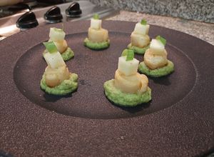 Una foto de Entrada de palta, ostión en vermut y manzana