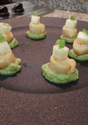 Una foto de Entrada de palta, ostión en vermut y manzana