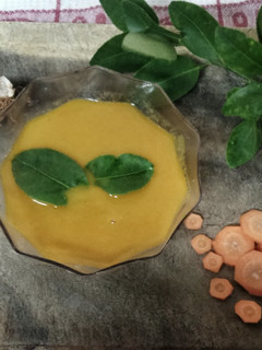 Una foto de Crema agridulce de zanahoria y tomate con aroma de limonaria