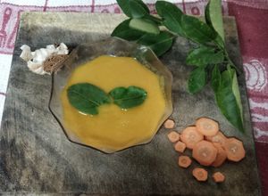 Una foto de Crema agridulce de zanahoria y tomate con aroma de limonaria