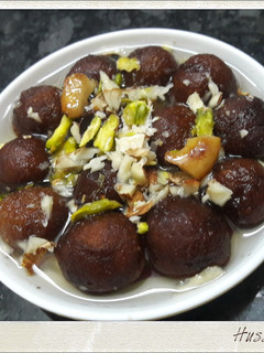 ப்ரௌன் ப்ரட் குளோப் ஜாமுன் (Brown Bread Gulab JAmun Recipe in Tamil) செய்முறை முக்கிய புகைப்படம்