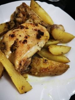 Una foto de Cuartos traseros de pollo al horno con papas