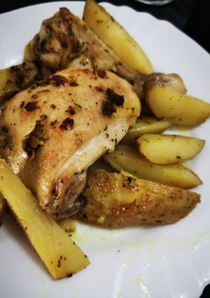 Una foto de Cuartos traseros de pollo al horno con papas