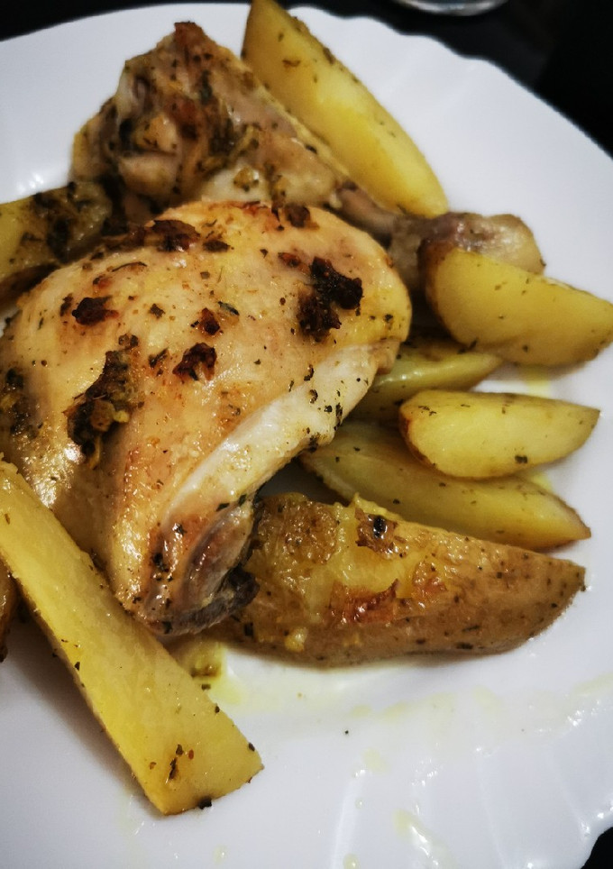 Una foto de Cuartos traseros de pollo al horno con papas