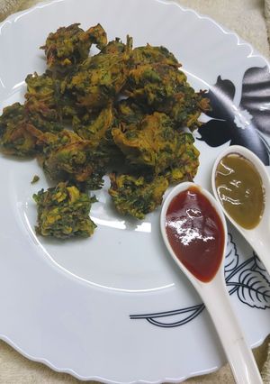 A picture of Palak or Spinach and Coriander Pakora.