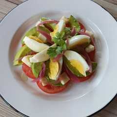 A picture of Ensalada de tomate, huevo y palta.