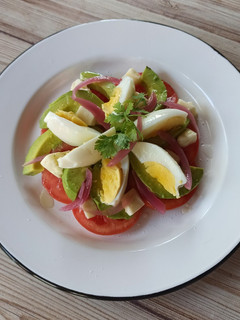 Una foto de Ensalada de tomate, huevo y palta