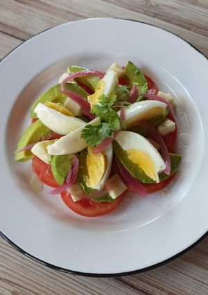Una foto de Ensalada de tomate, huevo y palta