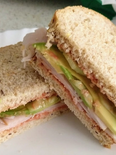 Una foto de Sándwich mediterráneo de pavo