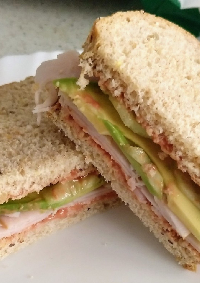 Una foto de Sándwich mediterráneo de pavo