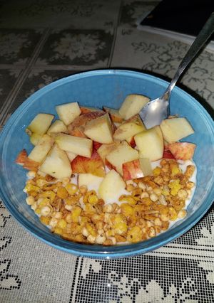 Una foto de Porridge de avena, manzana y granola🍎🥣